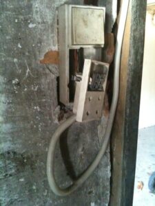 vagten 25. en typisk slidt installation i en kld, på en gammel ejendom, det trænger til udskiftning.